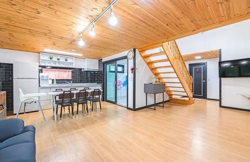 Gyeongju House | Discover Gyeongju Haneulbichkijeu Pulbilla's Family Retreat