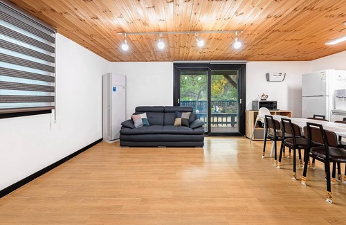 Gyeongju House | Discover Gyeongju Haneulbichkijeu Pulbilla's Family Retreat