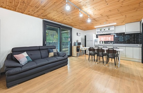 Gyeongju House | Discover Gyeongju Haneulbichkijeu Pulbilla's Family Retreat