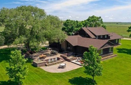 Lincoln County House | Family-Friendly Hanging H Lodge with Pool in Sutherland, NE