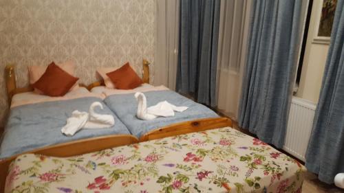 Oroshaza Apartment | Discover Hangulat Vendégház: Family-Friendly & Accessible
