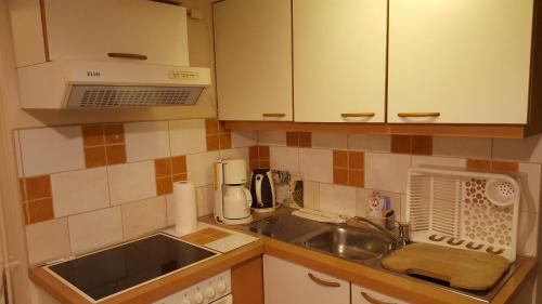 Oroshaza Apartment | Discover Hangulat Vendégház: Family-Friendly & Accessible