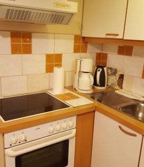 Oroshaza Apartment | Discover Hangulat Vendégház: Family-Friendly & Accessible