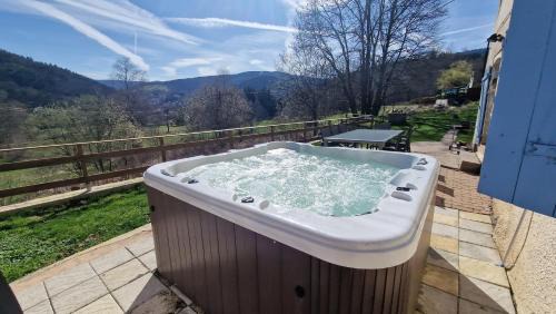 Fresse-sur-Moselle Apartment | Relax at Hangy Bas & Spa: Family-Friendly Retreat Awaits