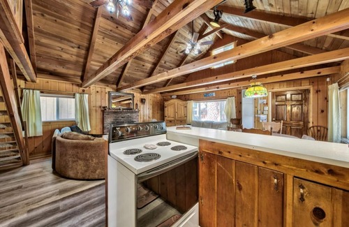 Black Bart Cabin | Top-Rated Hank Monk Chalet: Pet-Friendly & Family Fun!