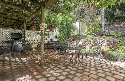 Ourimbah Cottage | Enchanting Hanna Cottage: Private Valley Retreat with Pool