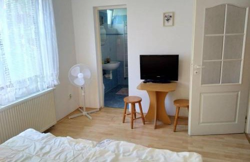 Travnica Apartment | Relax at HannaH: Oceanfront Retreat with Spa & Hot Tub