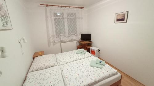 Travnica Apartment | Family-Friendly Oceanfront Studio at HannaH Relax