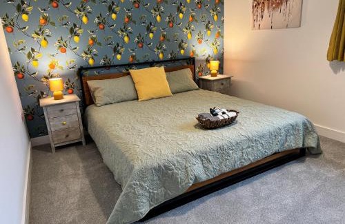 Bicester House | Hannah's Homestay: Family-Friendly Retreat with Kitchen Access