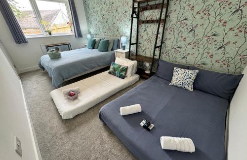 Bicester House | Hannah's Homestay: Family-Friendly Retreat with Kitchen Access