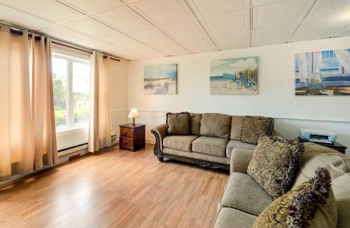 Emerald Isle Apartment | Hannah's Place - Cozy Apartment with Ocean View by the Beach