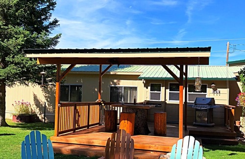 Darby House | Indulge at Hannon House: Guest Rated 9.8 with Spa & Pool