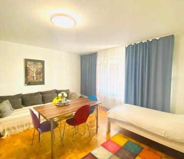 Region Hannover District Apartment | Cozy HannoverMesseApartment with 2 Bedrooms & Breakfast
