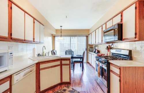 Bloomingdale House | Family-Friendly Hanover Park Townhome with Grill near Chicago