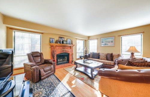 Bloomingdale House | Family-Friendly Hanover Park Townhome with Grill near Chicago