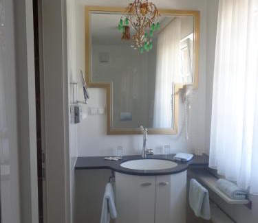 Mariatrost Apartment | Discover Hans Mauracher Schlössl: Pet-Friendly Retreat