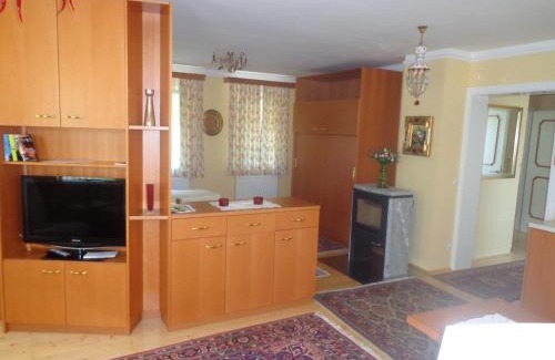 Mariatrost Apartment | Discover Hans Mauracher Schlössl: Pet-Friendly Retreat