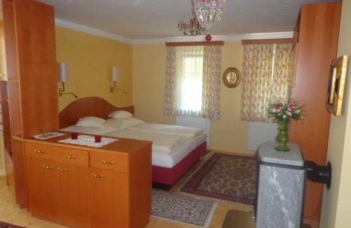 Mariatrost Apartment | Discover Hans Mauracher Schlössl: Pet-Friendly Retreat