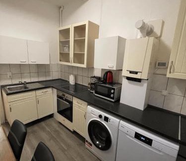 Neumuenster Apartment | Family-Friendly 3-SZ Monteurwohnung with Hot Tub Awaits