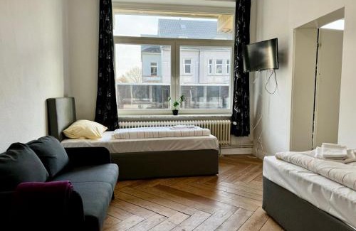 Neumuenster Apartment | Family-Friendly 3-SZ Monteurwohnung with Hot Tub Awaits