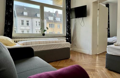 Neumuenster Apartment | Family-Friendly 3-SZ Monteurwohnung with Hot Tub Awaits