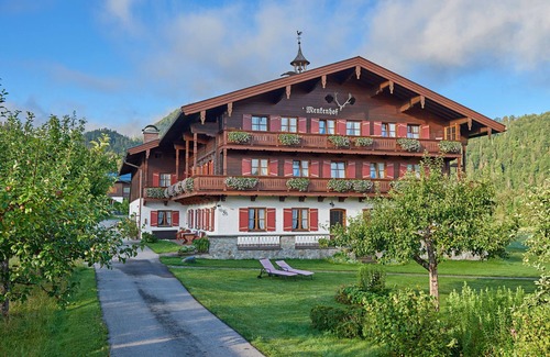 Blindau Apartment | Cozy Hansel and Gretel Apartment with Spa & Breakfast