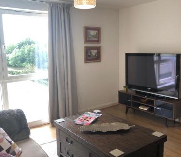 Century Wharf Apartment | Hansen House 2: 4-Star Stay with Private Parking & Pool