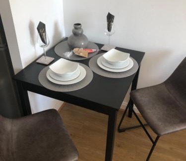 Century Wharf Apartment | Hansen House 2: 4-Star Stay with Private Parking & Pool