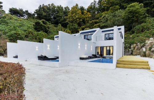 Hapcheon House | Eco-Friendly Hapcheon Rest Pool Villa with Family Amenities