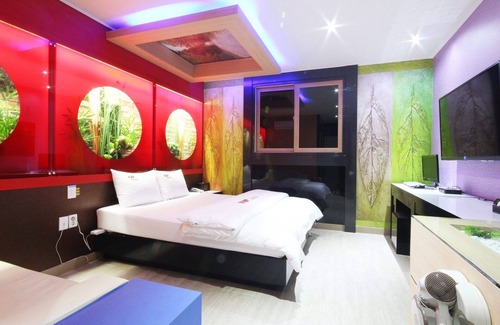 Hapcheon Hotel | Eco-Friendly Retreat at Hapcheon Top with Hot Tub & Kitchen