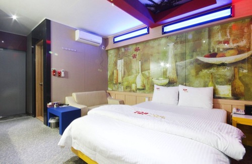 Hapcheon Hotel | Eco-Friendly Retreat at Hapcheon Top with Hot Tub & Kitchen
