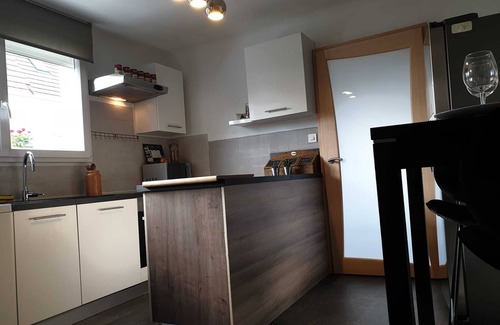 Colmar House | Discover Hapiness Cottage: Pet-Friendly Retreat with Breakfast