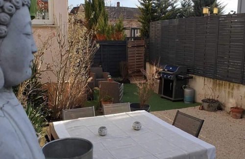 Colmar House | Discover Hapiness Cottage: Pet-Friendly Retreat with Breakfast