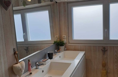 Colmar House | Discover Hapiness Cottage: Pet-Friendly Retreat with Breakfast