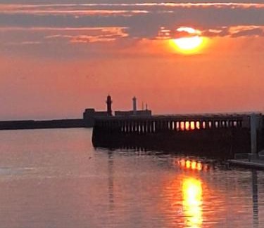 Neufchatel-Hardelot Apartment | Experience Happiness: Family-Friendly Stay with Breakfast