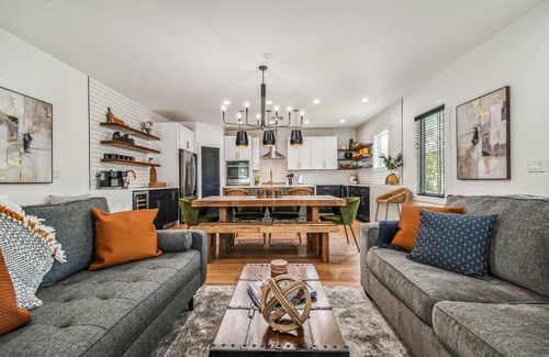 South Seminole Heights House | Happiness Hideaway - Ideal Location with Spa and Breakfast