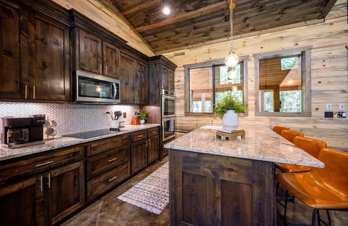 Pickens Cabin | Inviting Happy Bears Cabin with Hot Tub & Lake View