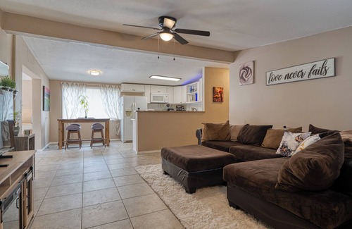 Northeast Heights House | Happy bright 4 BR house in Albuquerque? Yes, please!