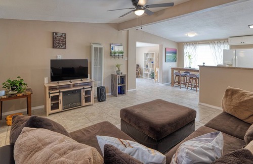 Northeast Heights House | Happy bright 4 BR house in Albuquerque? Yes, please!