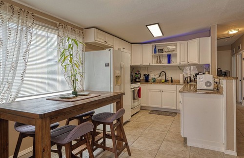 Northeast Heights House | Happy bright 4 BR house in Albuquerque? Yes, please!