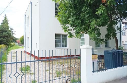 Siofok Apartment | Pet-Friendly Happy Bunnies Apartman II with Ocean Views