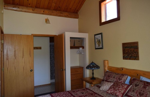 Winthrop Apartment | Cozy Happy Cabin Studio with Pool and Spa Amenities