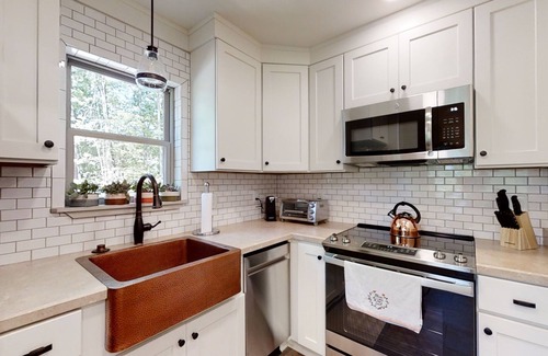 Gatlinburg - Pigeon Forge Cottage | Cozy Happy Camper Cottage with Spa and Pet-Friendly Amenities