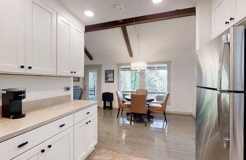 Gatlinburg - Pigeon Forge Cottage | Cozy Happy Camper Cottage with Spa and Pet-Friendly Amenities