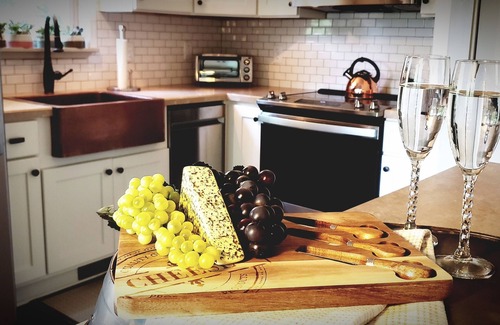 Gatlinburg - Pigeon Forge Cottage | Cozy Happy Camper Cottage with Spa and Pet-Friendly Amenities
