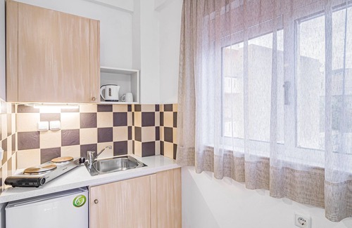 Malia House | Oceanfront Happy Days Studios with Pool & Family Amenities