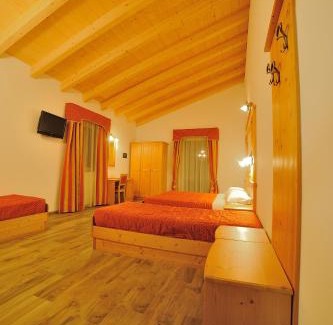 Susa House | Delightful Happy Days sul lago: Pet-Friendly Family Retreat