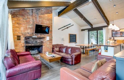 The Blue Mountains Ski Chalet | Happy Daze Big Space Near Village Hot Tub 38L-194