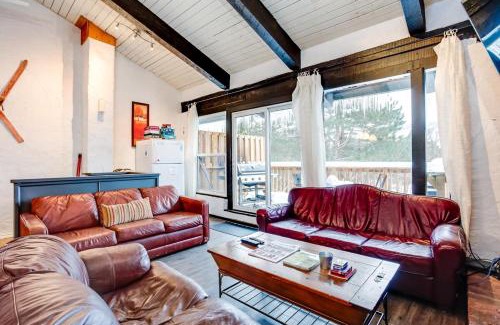 The Blue Mountains Ski Chalet | Happy Daze Big Space Near Village Hot Tub 38L-194
