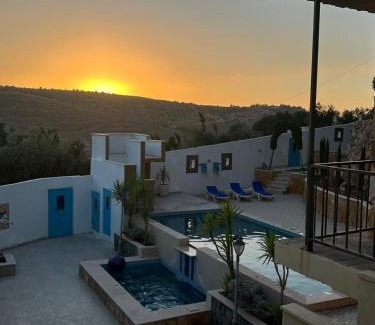 Suwailih Ski Chalet | Relaxing Oceanfront Happy Feet Chalet - Pet Friendly Retreat
